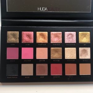 Huda beauty rose gold remastered eyeshadow palette
